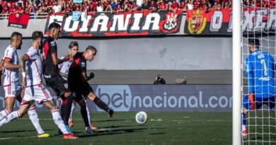 Com gol no fim, Flamengo bate Atlético-GO em jogo de expulsões e VAR