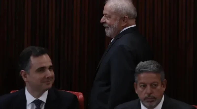 Pacheco se opõe à vontade de Lira e adia sessão que derrubaria vetos de Lula