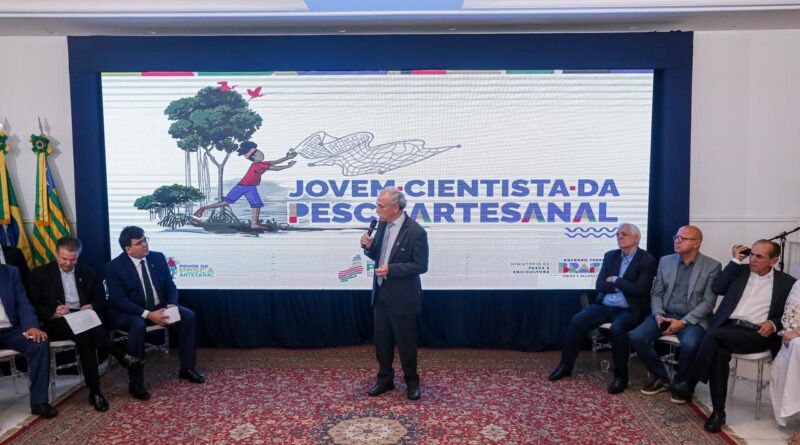 No Piauí, ministro anuncia R$ 485 mil para programa que beneficia filhos de  pescadores - Portal Infopi