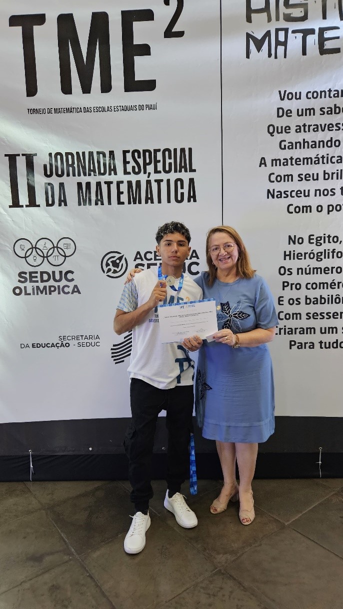 Neylan ladeado da Gerente Regional Ramira Torres