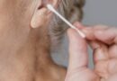 Uso de cotonete pode causar problemas auditivos, alerta especialista