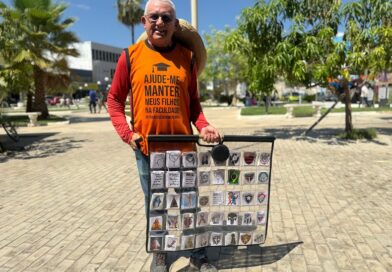 Ambulante que vende adesivos para formar filhos chega a Picos