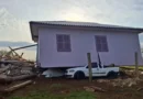 Casa é arrancada e vai parar em cima de carro após forte temporal em Santa Catarina