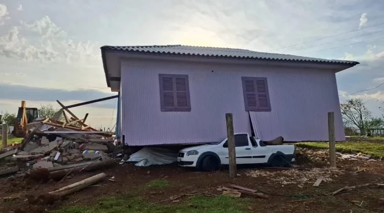 Casa é arrancada e vai parar em cima de carro após forte temporal em Santa Catarina