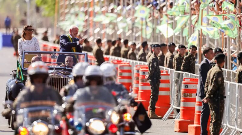 Lula e ministros acompanham desfile; público entoa “sem anistia”