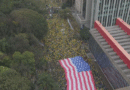 Bolsonaristas levam bandeira gigante dos EUA à Paulista