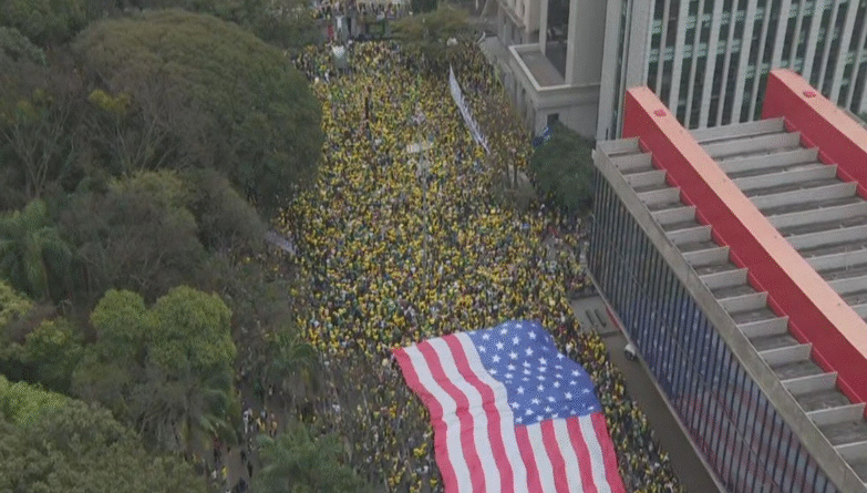 Bolsonaristas levam bandeira gigante dos EUA à Paulista